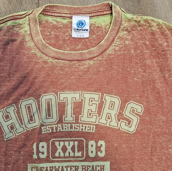 Hooters Tee - Picture 2 of 2